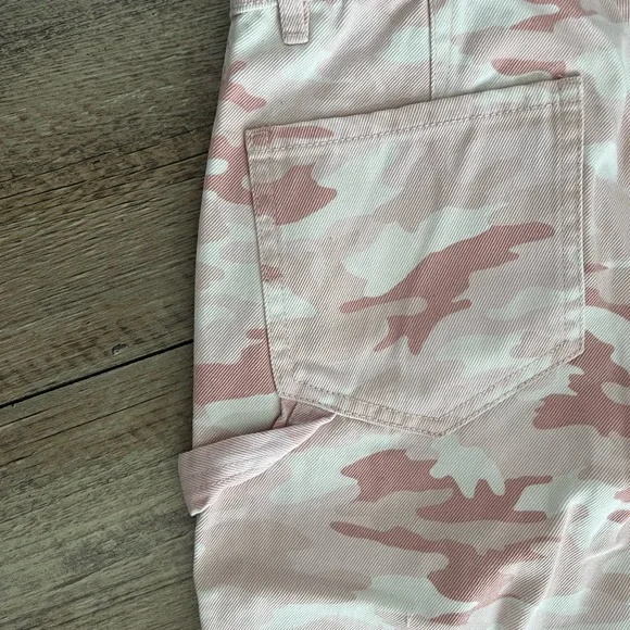Stradivarius pink camo wide leg cargo pants. NWT. Size 6. A few small pen marks - Picture 6 of 7